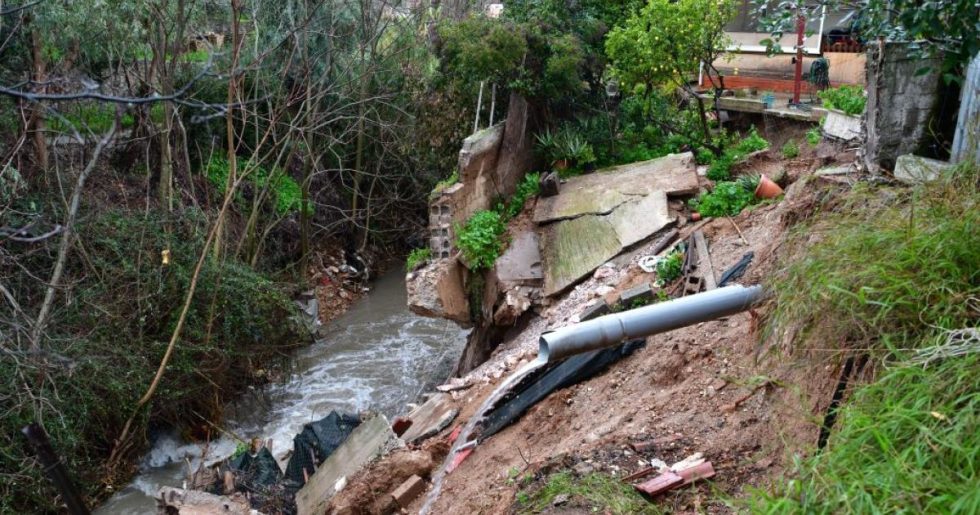 Αττική: Εκκενώθηκαν σπίτια, πλημμύρισαν δρόμοι- Που παρατηρούνται προβλήματα [εικόνες + βίντεο]